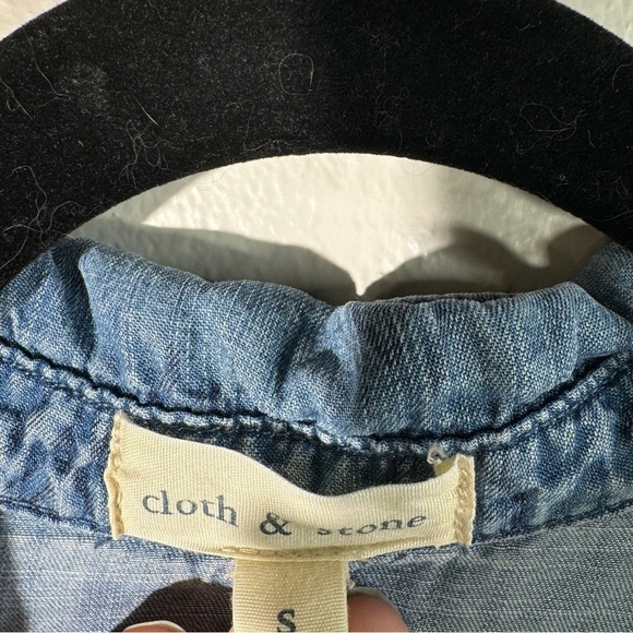 Cloth&Stone Roll Tab Sleeve Blue Tencel Button Up Shirt denim chambray tribal - Picture 3 of 14